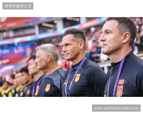 面对东道主卡塔尔的密集防守，林登·戴克斯的支点作用对于撕开防线至关重要。